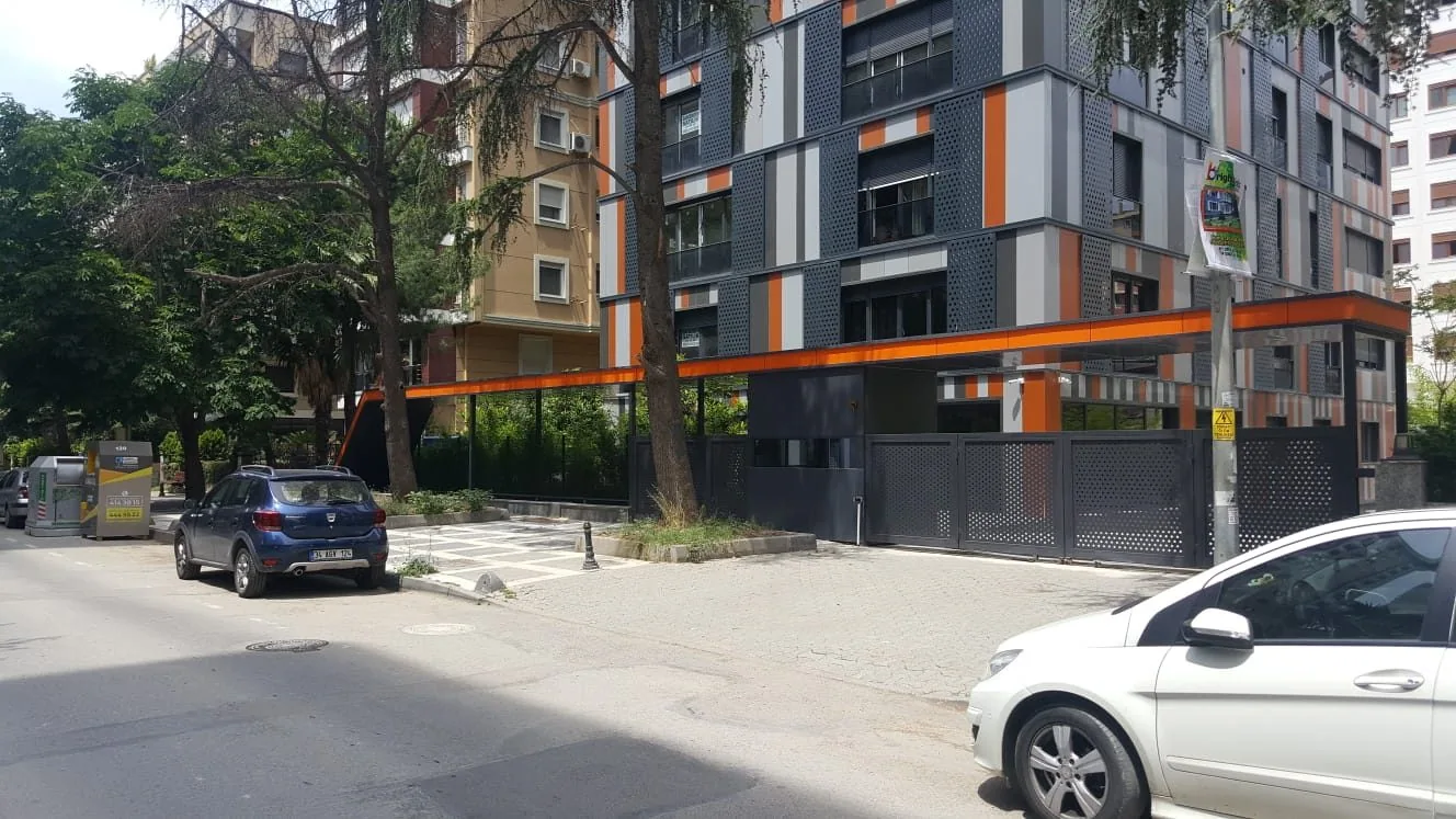 A1 Residence, sokaktan cephe ve giriş saçağı