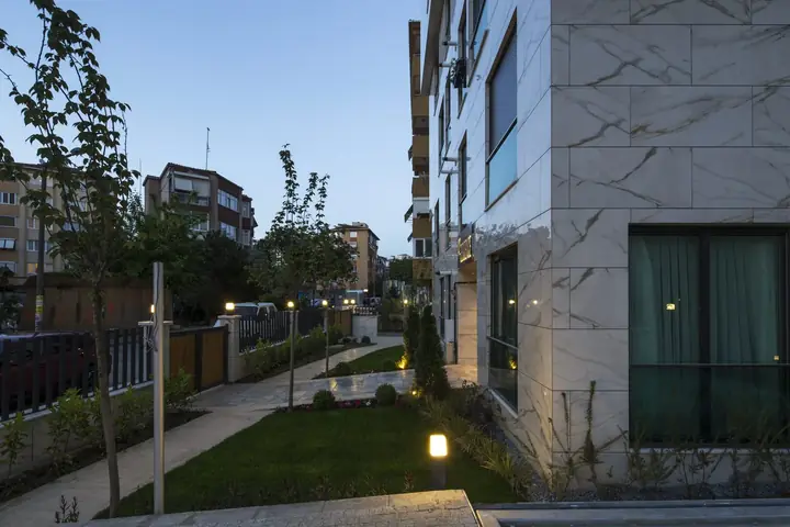 A2 Residence – giriş bahçesi, akşam