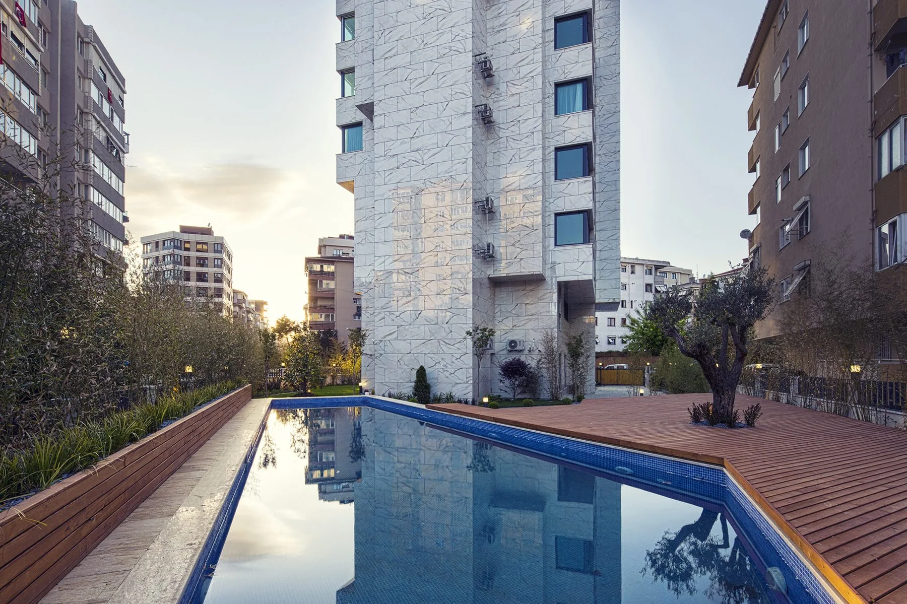 A2 Residence, yüzme havuzu ve mermer kaplamalı cephe