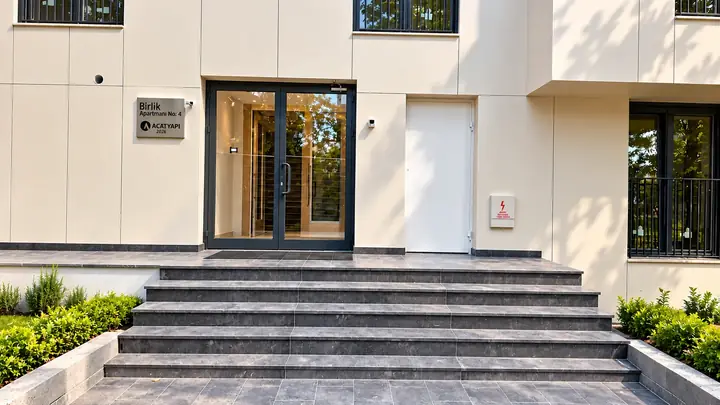 Birlik Apartmanı bina girişi